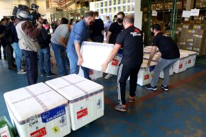 Chegada de vacinas Fiocruz  -  Curitiba, 03/05/20221  -  Foto: Ari Dias/AEN