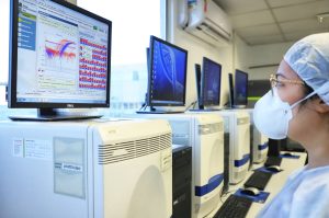 Paraná mantém liderança nacional na detecção da Covid-19 - Esse resultado só foi alcançado em função da parceria com a Unidade de Apoio ao Diagnóstico da Covid-19, implantada pelo Instituto de Biologia Molecular do Paraná (IBMP) em abril de 2020, em parceria com a Fundação Oswaldo Cruz (Fiocruz) do Rio de Janeiro e o Instituto de Tecnologia do Paraná (Tecpar). O laboratório ultrapassou nesta semana a marca de 2 milhões de testes RT-PCR. Esta foi a primeira central de testagem de alto processamento do Brasil e a unidade que mais realizou testes até agora em todo o País. -  Curitiba, 20/05/2021  -  Foto: José Fernando Ogura/AEN