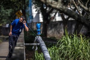 Curitiba, 170503 Equipe da Sanepar de combate a perdas, faz trabalho de verificação de indício de vazamento na rede de distribuição de água. 
Foto: Maurilio Cheli