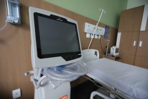 O governador Carlos Massa Ratinho Junior e o secretário estadual da Saúde, Beto Preto, no Hospital do Rocio nesta segunda-feira (29), para a abertura de 50 novos leitos UTI SUS exclusivos para Covid-19. Acompanhados do Diretor Geral do Hospital, Luiz Ernesto Wendler  e o do prefeito de Campo Largo, Mauricio Rivabem. 29/03/2021 - Foto: Geraldo Bubniak/AEN