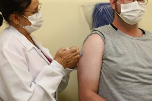 Vacina Oxford/AstraZeneca para imunizacao  em profissionais de saude do Hospital de Reabilitação do Paraná que tem leitos exclusivo de combate à Covid-19.  Curitiba, 27/01/2021. Foto: Geraldo Bubniak/AEN