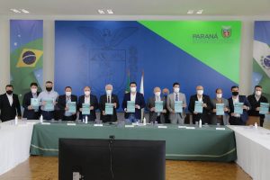 O governador Carlos Massa Ratinho Junior e o presidente da Assembleia Legislativa do Paraná, Ademar Traiano, lançaram nesta quarta-feira (14), no Palácio Iguaçu, a segunda edição do programa Paraná Mais Cidades, que disponibilizará meio bilhão para investimentos nos 399 municípios. Os recursos são do Tesouro Estadual e da sobra orçamentária do Poder Legislativo. -  Curitiba, 14/04/2021  -  Foto: Jonathan Campos/AEN