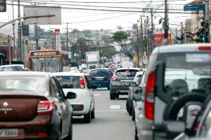 Comércio - imagens de consumidores e vendedores em lojas no comércio varejista na região do Sítio Cercado em Curitiba. - lojas de roupas - utensílios domésticos - celulares - viaturas da polícia militar nas ruas - trânsito movimentado na rua Izak Ferreira da Cruz