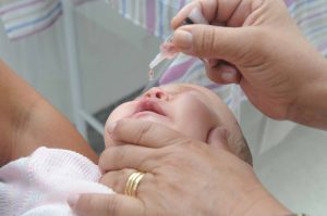 Em uma semana, quase 400 mil crianças já foram vacinadas contra a poliomielite no Paraná. Isto representa 60% do público-alvo da campanha, que neste ano imuniza meninas e meninos menores de cinco anos de idade. A mobilização envolve mais de 2,2 mil unidades de saúde do Estado e segue até sexta-feira (31). 
Foto: Venilton Küchler/SESA