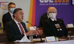 O presidente do TSE, ministro Luís Roberto Barroso e o vice-presidente, Edson Fachin, durante coletiva de imprensa , sobre as eleições municipais 2020