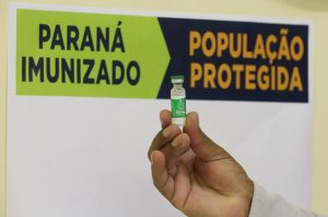 Vacina Oxford/AstraZeneca para imunizacao  em profissionais de saude  no  Centro de Controle de Agravos (CCA)  em Pinhais na regiao metropolitana de Curitiba.  03/02/2021. Foto: Geraldo Bubniak/AEN