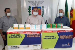 Força-tarefa acelera envio de vacinas e municípios já recebem imunizantes e medicamentos- O secretário de Estado da Saúde, Beto Preto, recebeu simbolicamente as vacinas em Maringá, que contempla os municípios da 15ª Regional de Saúde. A unidade recebeu 15.975 doses do imunizante.  -  Maringá, 23/04/2021  -  Foto: SESA