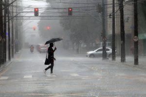 Temporal em Curitiba, cuvas de final de tarde.  -  Curitiba,  21/02/2019  -  Foto: Gilson Abreu/ANPr