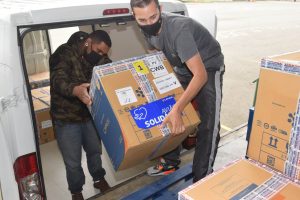 O Paraná recebeu mais 176.670 vacinas da Pfizer/BioNTech contra a Covid-19 neste sábado (2).  -  Curitiba, 02/10/2021  -  Foto: Américo Antonio/SESA