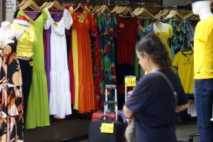 Imagens de movimentação de pessoas nas ruas do centro de curitiba. Movimento no comércio da região central de Curitiba. Vendas aquecidas pelo motivo no natal e copa do mundo.