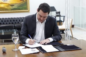 Pavimentação
 - Programa de Governo - Programa Asfalto Novo, Vida Nova. Governadort Carlos Massa Ratinho Junior, assinou convênio do programa com prefeitos dos municipios de Pérola do Oeste, Porto Amazonas e Esperança Nova, e do secretário das Cidades Eduardo Pimentel
Prefeito de Esperança Nova Everton Barbieri
Prefeito de  Porto AmazonasElias Jocid Gomes da Costa
Prefeito de Pérola do Oeste  Edson Luiz Bagetti