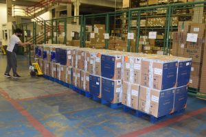 A Secretaria de Estado da Saúde (Sesa) recebeu neste domingo (19) mais 348.660 vacinas contra a Covid-19 da Pfizer/BioNTech.  -  Curitiba, 19/09/2021  -  Foto: Américo Antonio/SESA