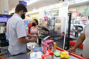 Utilizacao do Cartao Comida Boa  nesta terça-feira (12), em  Supermercado na cidade de Sarandi. O programa visa atender pessoas em vulnerabilidade social durante a Pandencia de Covid19.   12/05/2020 -  Foto: Geraldo Bubniak/AEN