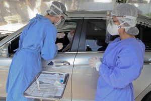 Hospital Osvaldo Cruz faz coleta de amostras do covid-19 em sistema de draive-thru. Foto: Ari Dias/AEN.