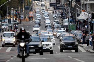 Trânsito - carros - ruas de curitiba com movimento intenso de carros - congestionamento nas ruas do centro de Curitiba - IPVA - licenciamento -