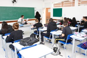 Secretaria de Estado da Educação do Paraná, Colegio Estadua Yvone Pimentel com alunos em sala de aulas na volta as aulas depois da greve dos professores. 10-06-15. Foto: Hedeson Alves