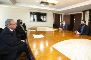 À esquerda, todos sentados: Carlos Valter Martins Pedro, presidente do Sistema FIEP e Marília de Souza, gerente-executiva do Observatório Sistema FIEP. À direita, Leandro Moura, presidente da Celepar e Pedro Carmona, diretor administrativo-financeiro da Celepar.  Foto: Gelson Bampi/FIEP