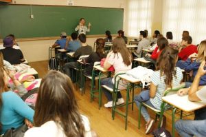 As matrículas na rede estadual de ensino começam nesta segunda-feira (04) e vão até sexta-feira (08). Os pais ou responsáveis devem comparecer à instituição de ensino para onde os alunos foram direcionados e confirmar a matrícula do ano letivo de 2018. Maiores de 18 anos podem .
Foto: Hedeson Alves/SEED
Curitiba, 01/12/2017.