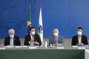 O Governo do Estado lançou nesta terça-feira (20) um novo pacote social voltado para ajudar as famílias mais vulneráveis do Paraná. Serão R$ 109 milhões divididos em seis ações como forma de amenizar o impacto da pandemia da Covid-19 no dia a dia dos cidadãos. O programa foi apresentado pelo governador Carlos Massa Ratinho Junior aos deputados estaduais em encontro virtual. - Curitiba, 20/04/2021  -  Foto: Jonathan Campos/AEN