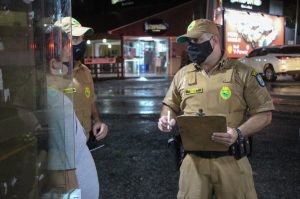 As forças policiais do Paraná e as prefeituras municipais fiscalizaram 3.160 estabelecimentos comerciais desde o começo da vigência do Decreto 6.983/2021, publicado na sexta-feira (26) pelo Governo do Estado. Em cinco dias de operação especial, 105 estabelecimentos foram interditados e 62 foram multados por irregularidades relacionadas à pandemia. -  Curitiba, 04/03/2021  -  Foto: Divulgação SESP-PR