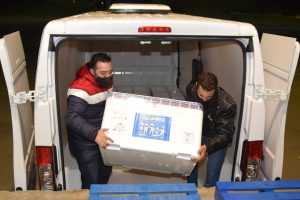 A Secretaria de Estado da Saúde (Sesa) recebeu na noite desta quinta-feira (2) mais 87.000 vacinas contra a Covid-19. As doses de AstraZeneca/Fiocruz desembarcaram no Aeroporto Internacional Afonso Pena, em São José dos Pinhais, às 20h05, no voo AD 4078 e foram enviadas para o Centro de Medicamentos do Paraná (Cemepar) para conferência e armazenamento, até que sejam repassadas aos municípos. - Curitiba, 02/09/2021 -  Foto: Américo Antonio/SESA