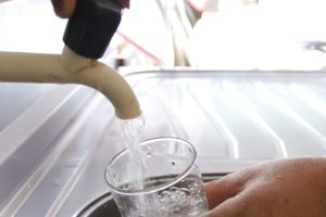 Sanepar instala água tratada na comunidade ruaral Alto do Divino, 11km da sede do município de Campo Morão.
Campo Mourão, 08-11-19.
Foto: Arnaldo Alves / AEN.