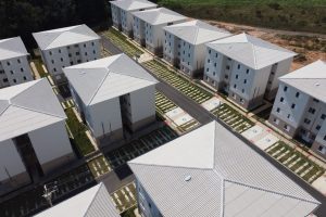 De acordo com dados do Plano Estadual de Habitação de Interesse Social (PEHIS), cerca de 90% das pessoas que não possuem casa própria no Paraná têm renda familiar de até três salários mínimos e, para grande parte delas, os altos custos de entrada a ser dado nos financiamentos imobiliários é o principal entrave para a realização deste sonho. Foi a partir deste diagnóstico que o Governo do Estado lançou, em maio de 2021, a nova modalidade do programa Casa Fácil Paraná, chamada Valor de Entrada.