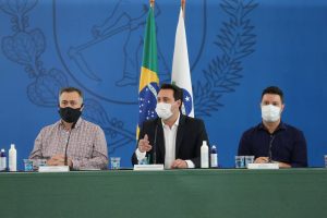 O governador Carlos Massa Ratinho Junior apresenta nesta sexta-feira (26), no Palácio Iguaçu, um panorama do cenário da pandemia no Estado e anuncia novas medidas de enfrentamento ao coronavírus, acompanhado do  secretário da Saúde, Beto Preto e do chefe da Casa Civil, Guto Silva.
 Curitiba, 26/02/2021. Foto: Geraldo Bubniak/AEN