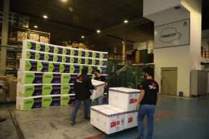 O Paraná recebe mais 148,6 mil doses do imunizante CoronaVac para continuar a vacinação contra a Covid-19 no estado. O lote enviado pelo Ministério da Saúde chegou no início da noite no Centro de Medicamentos do Paraná (Cemepar), em Curitiba.
09/03/2021. Foto: Geraldo Bubniak/AEN