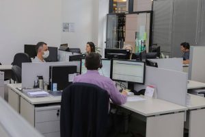 Atendimento na sede da Fomento Paraná em Curitiba. Foto: Geraldo Bubniak/AEN