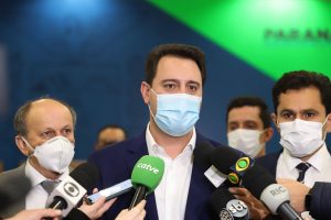 O governador Carlos Massa Ratinho Junior sanciona nesta segunda-feira (4) a lei que institui o homeschooling. O texto aprovado pela Assembleia Legislativa regulamenta o ensino domiciliar, sob o encargo dos pais ou responsáveis, com supervisão e avaliação periódica da aprendizagem por órgãos de ensino. A prática não é obrigatória. Os pais poderão optar entre o ensino escolar tradicional ou o domiciliar.    - 04/10/2021 - Foto: Geraldo Bubniak/AEN