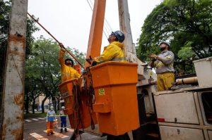 Copel trabalha na restauração da rede elétrica danificada pelos temporais de sexta-feira  -  Curitiba, 17/10/2021  -  Foto: Copel
