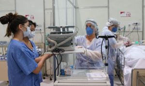 Médicos fazem treinamento no hospital de campanha para tratamento de covid-19 do Complexo Esportivo do Ibirapuera.