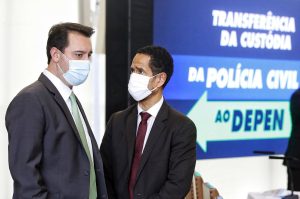 O governador Carlos Massa Ratinho Junior assina nesta quarta-feira (15), o decreto da última etapa de transferência de custódia dos presos das carceragens da Polícia Civil para a gestão plena do Departamento Penitenciário do Paraná (DEPEN). 15/09/2021 - Foto: Gilson Abreu/AEN