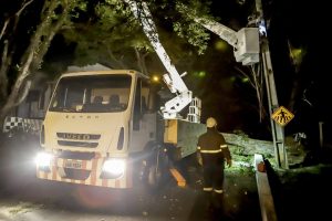 eEquipes da Copel foram convocadas neste domingo (24) para ajudar no trabalho de recomposição da rede de energia danificada nas cidades mais afetadas pelas chuvas, acompanhadas de fortes rajadas de vento, na noite de sexta-feira (22) e madrugada de sábado (23). - Curitiba, 24/04/2022