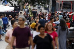 Comércio - imagens de consumidores e vendedores em lojas no comércio varejista na região central de Curitiba. - lojas de roupas - utensílios domésticos - celulares -