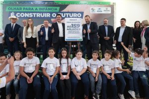 O governador Carlos Massa Ratinho Junior anuncia nesta terça-feira (01) dois grandes programas voltados para a infância. Um a liberação de R$ 159 milhões do Fundo para a Infância e Adolescência para os 399 municípios e o projeto Acuidade Visual, que beneficiará crianças da rede pública de ensino.
