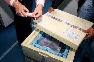 O Paraná recebeu na manhã desta sexta-feira (18) um novo lote de vacinas contra a Covid-19. São 143.910 doses do imunizante Comirnaty, produzido pela Pfizer/BioNtech -  Curitiba, 18/06/2021  -  Foto: Ari Dias/AEN