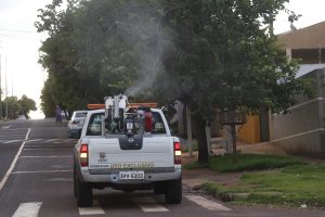 Como Medida preventiva para evitar epidemia de Dengue, agentes da Secretaria Estadual de Saúde, aplicam inseticida para o combate do mosquito Aedes Aegypti, no Jardim Paulista, em Maringá. 
Maringá, 29-03-19.
Foto: Arnaldo Alves / ANPr.