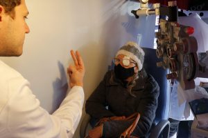 Comboio da saúde - onibus oftomológico no município de Campo Largo, região metropolitana de Curitiba. Dr. César Neves, secretário de estado da Saúde do Paraná. Exames do mutirão da catarata para idosos