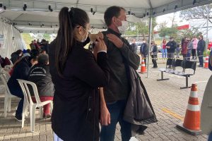 Dia D de Vacinação ajuda paranaenses a atualizar proteção nos 399 municípios -