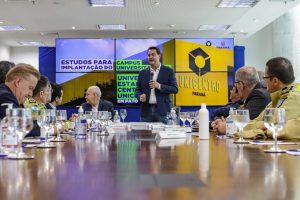 Curitiba, 15 de dezembro de 2022 - O governador do Paraná, Carlos Massa Ratinho Junior, autorizou a implantação de estudo para a criação do Campus Universitário da Universidade Estadual do Centro-Oeste (Unicentro), em Pato Branco. O evento aconteceu no Palácio Iguaçu e contou com a presença de diversas autoridades.