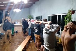 Uma festa rave, com aproximadamente 70 pessoas, que ocorria numa chácara na área rural de Guarapuava (PR), foi encerrada durante fiscalização do 16º Batalhão de Polícia Militar (16º BPM) e de agentes da prefeitura, da noite deste sábado (27/02). No local foram apreendidos de 351 comprimidos de ecstasy e duas garrafas de lança-perfume (loló).  Guarapuava, 27/02/2021  -  Foto: Divulgação PMPR/SESP-PR