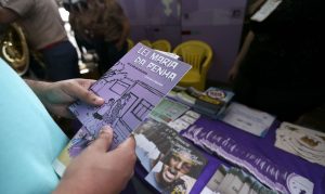 Brasília - Governo do Distrito Federal (GDF) realiza ação na rodoviária do Plano Piloto para informar a comunidade sobre a Rede de Proteção à Mulher e a Lei Maria da Penha. (Marcelo Camargo/Agência Brasil)