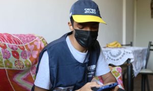 O recenseador, Patrick Emanuel Miranda, durante sua primeiras saída para entrevistar a população para o censo demográfico 2022, na região central do Rio.