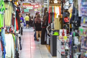 Londrina, 28 de julho de 2023 - Comércio em shopping popular na cidade de Londrina.