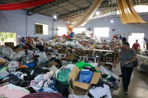 Doações destinadas às famílias afetadas pelo tornado que devastou Rio Bonito do Iguaçu. Foto: Geraldo Bubniak/AEN