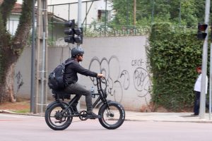 Ciclomotores e bicicletas elétricas precisam seguir recomendações de segurança, alerta Batalhão de Trânsito da PM -