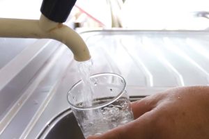 Sanepar instala água tratada na comunidade ruaral Alto do Divino, 11km da sede do município de Campo Morão.
Campo Mourão, 08-11-19.
Foto: Arnaldo Alves / AEN.