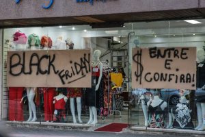 Procon-PR fiscalia promoções. A data mais esperada do ano para os consumidores que querem comprar produtos com preços mais acessíveis, conhecida como “Black Friday”, acontecerá oficialmente no dia 29 de novembro, sexta-feira.  29/11/2019  -  Foto: Geraldo Bubniak/AEN